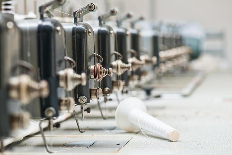 运行中的工业纺织机械整齐的缩景图